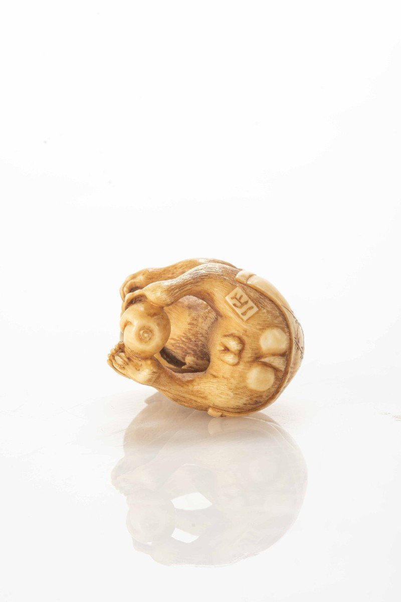 Netsuke En Ivoire Capturant Un Singe Mangeant Un Fruit-photo-2