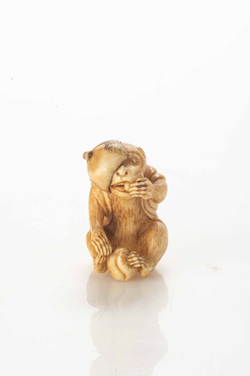 Netsuke En Ivoire Capturant Un Singe Mangeant Un Fruit