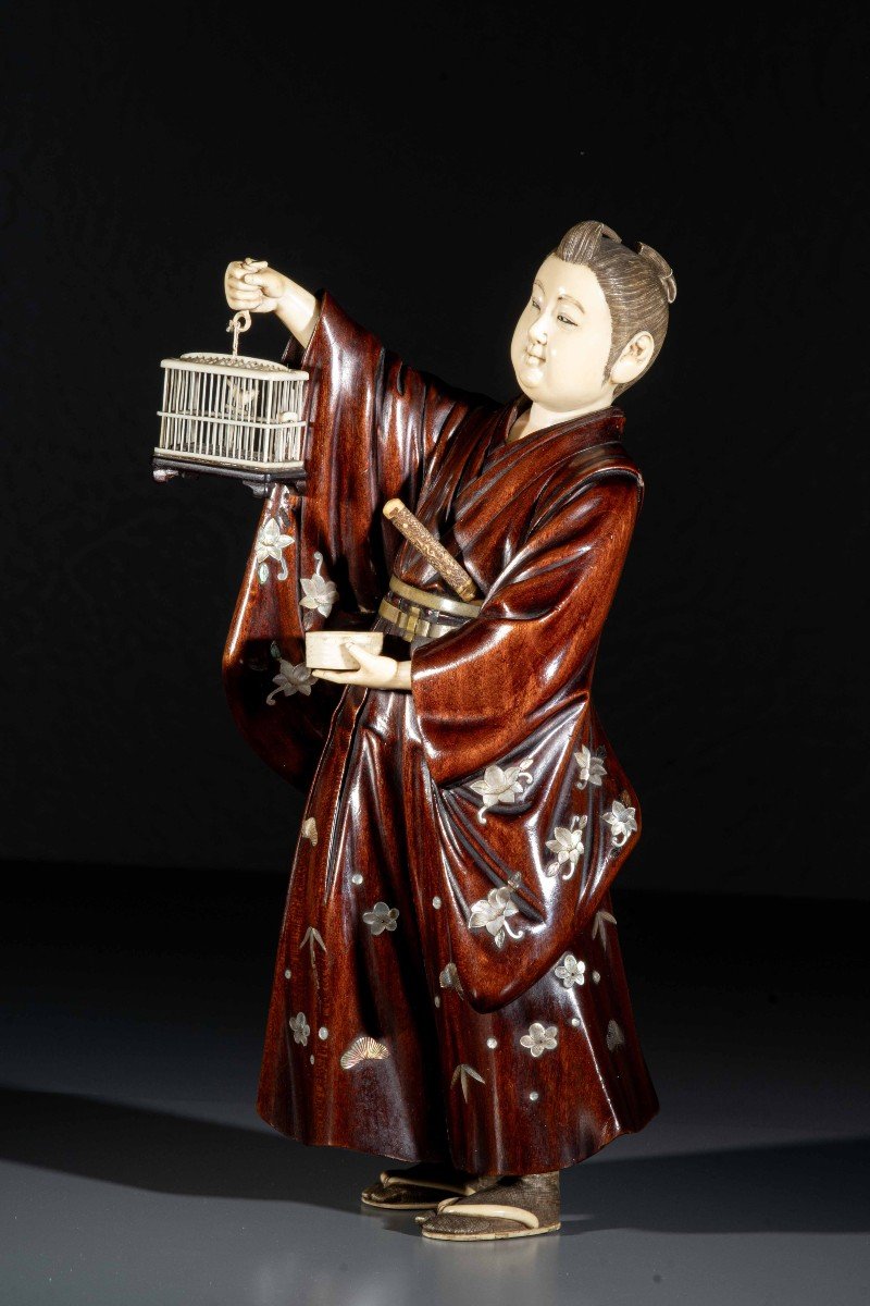 Un Okimono En Bois Et Ivoire Shibayama Figurant Un Samouraï. Signé Miyao 宮尾