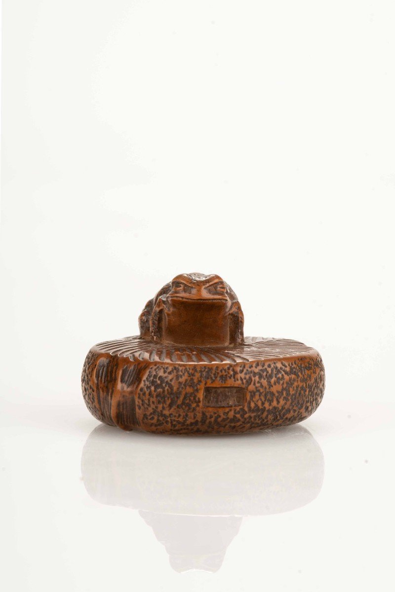 A Boxwood Netsuke Depicting A Toad On A Circular Stone Millstone, Signed Masanao-photo-2