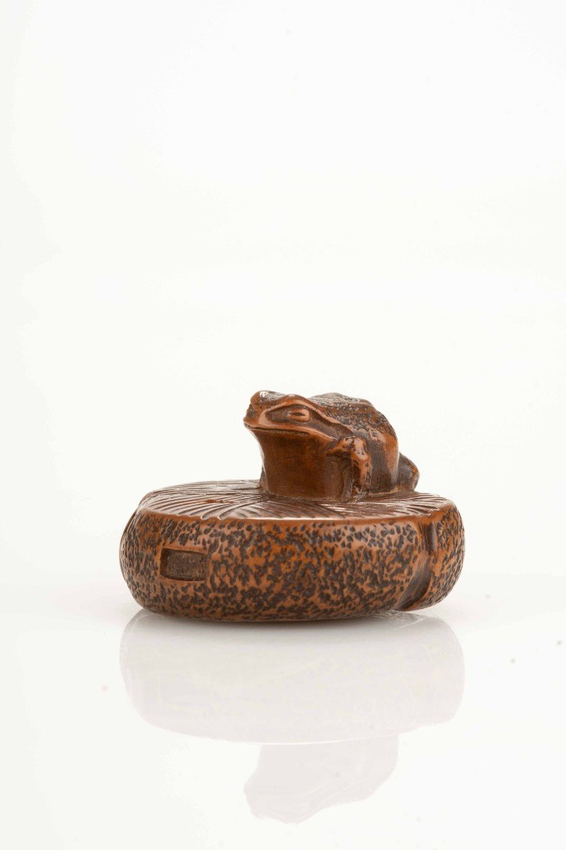 A Boxwood Netsuke Depicting A Toad On A Circular Stone Millstone, Signed Masanao-photo-3