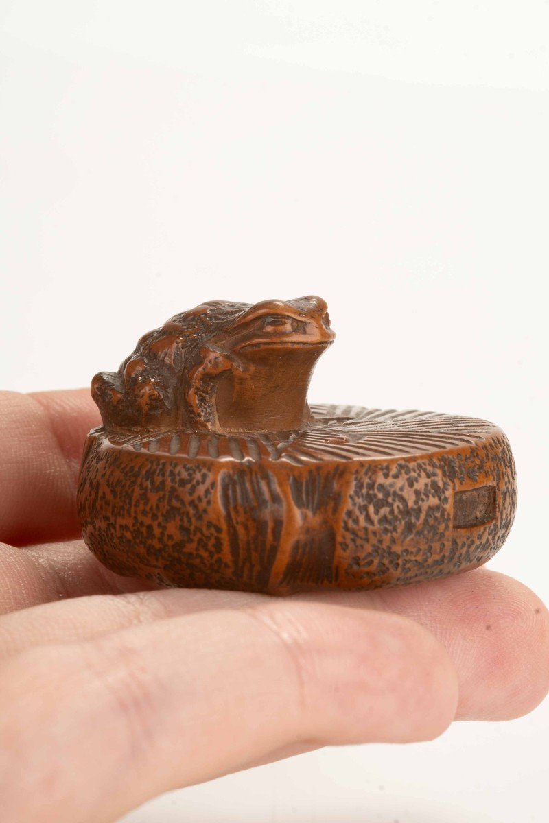 A Boxwood Netsuke Depicting A Toad On A Circular Stone Millstone, Signed Masanao-photo-1