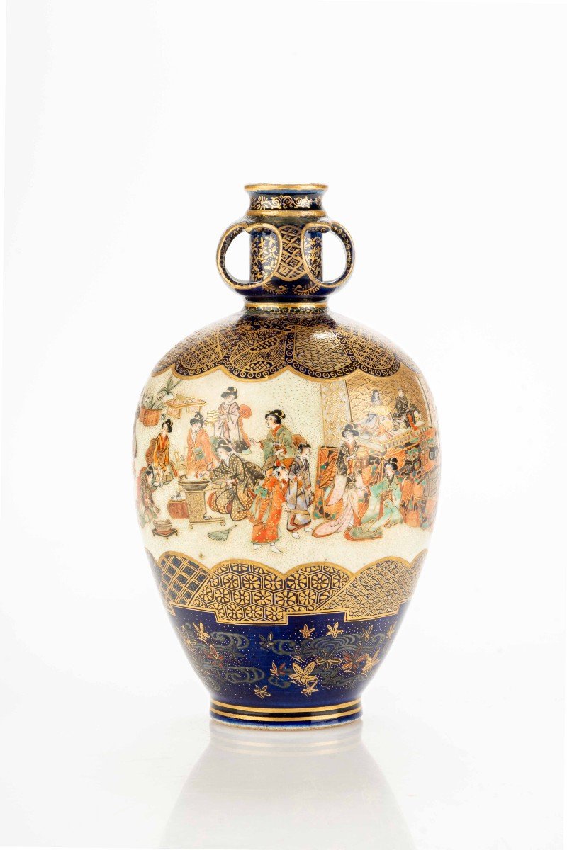 A Satsuma Vase With Numerous Figures Bringing Gift-photo-3