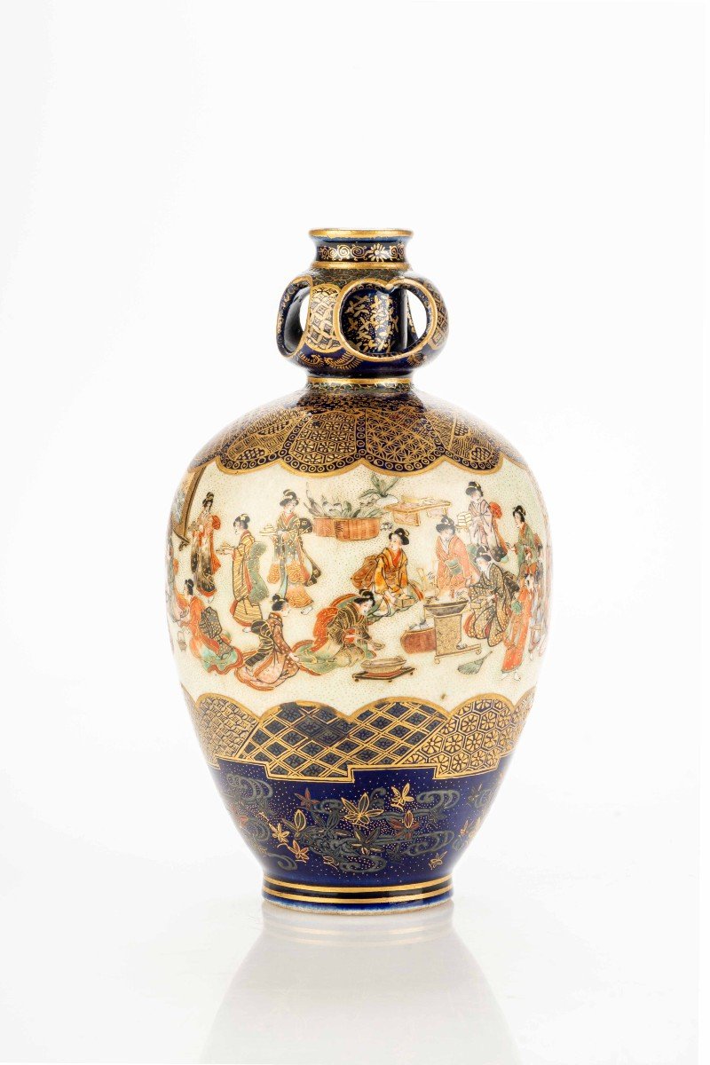 A Satsuma Vase With Numerous Figures Bringing Gift-photo-4