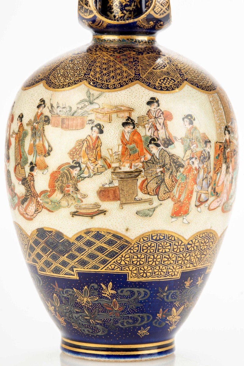 A Satsuma Vase With Numerous Figures Bringing Gift-photo-4