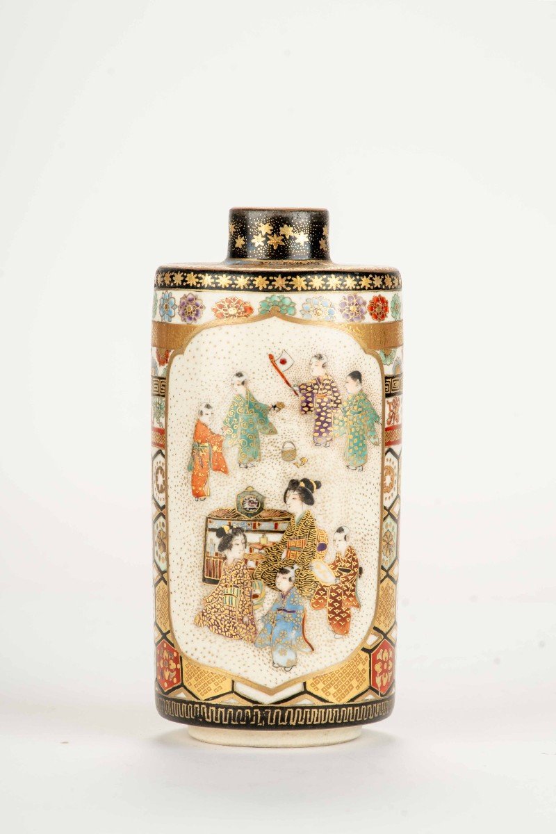 A Satsuma Vase Painted With Polychrome Enamels And Pure Gold-photo-3