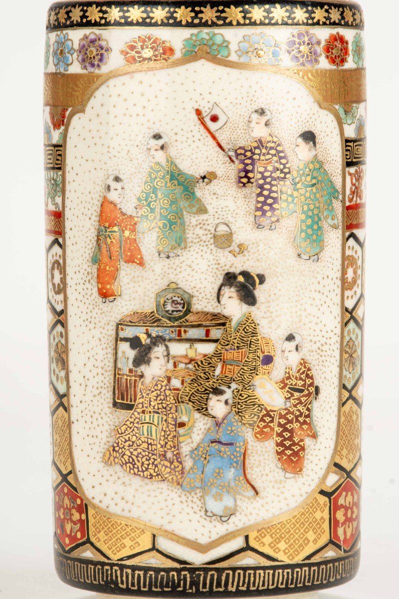 A Satsuma Vase Painted With Polychrome Enamels And Pure Gold-photo-3