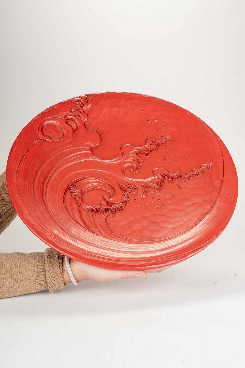 A Lacquered Wooden Plate Decorated In Relief With A Majestic Wave-photo-2