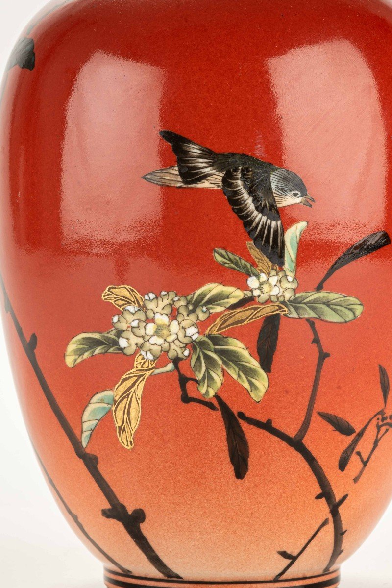 Vase Satsuma Vernissé Dans Une Teinte Rouge-orangé Avec Un Motif Floral Polychrome-photo-1