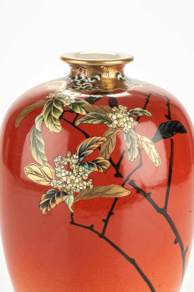 Vase Satsuma Vernissé Dans Une Teinte Rouge-orangé Avec Un Motif Floral Polychrome-photo-2