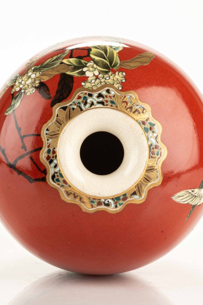 Vase Satsuma Vernissé Dans Une Teinte Rouge-orangé Avec Un Motif Floral Polychrome-photo-3