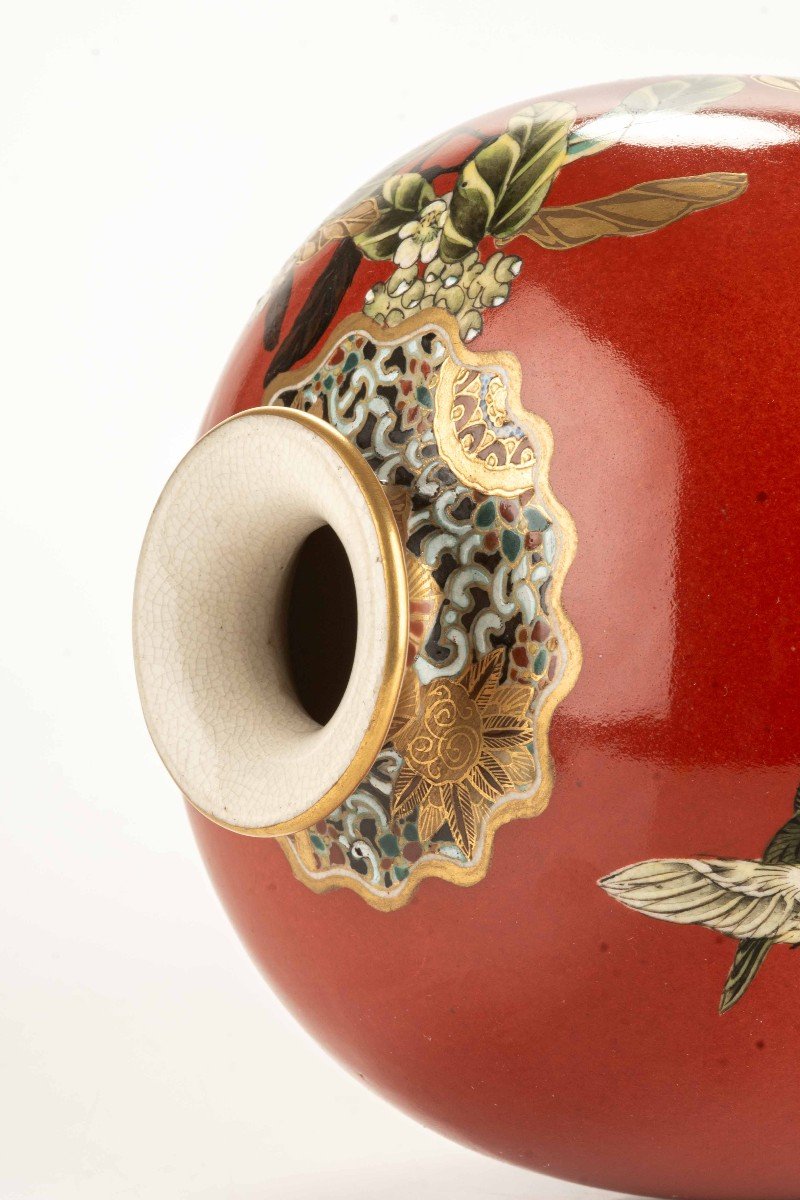 Vase Satsuma Vernissé Dans Une Teinte Rouge-orangé Avec Un Motif Floral Polychrome-photo-4