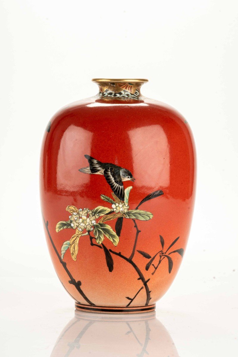 Vase Satsuma Vernissé Dans Une Teinte Rouge-orangé Avec Un Motif Floral Polychrome