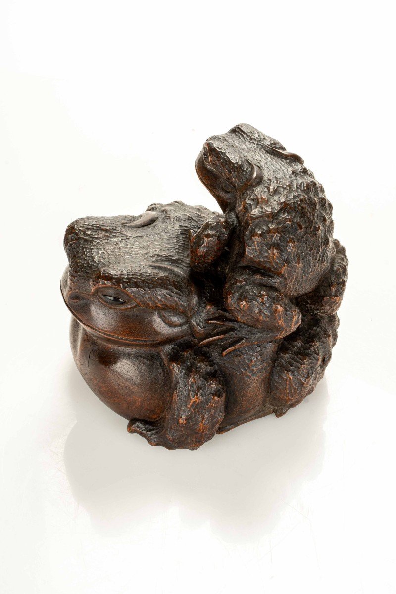 A Wooden Okimono Depicting Two Toads, Signed Harumitsu-photo-3