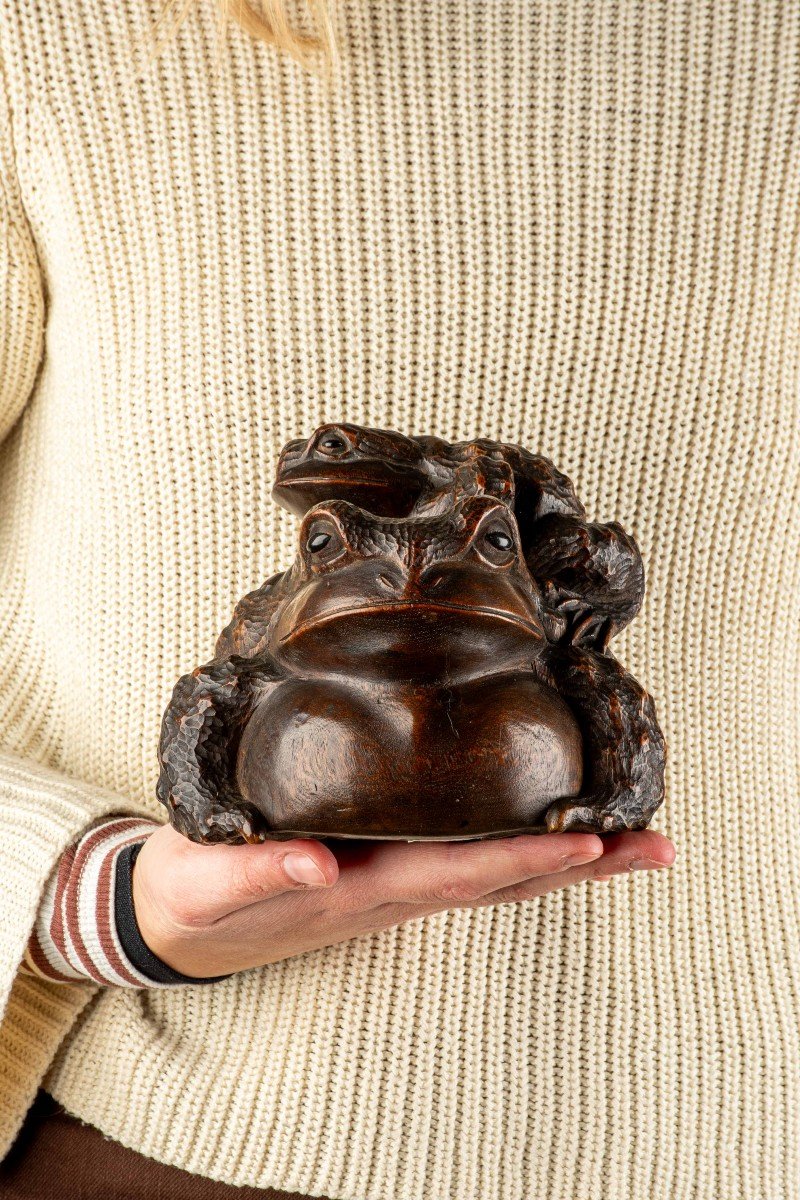 A Wooden Okimono Depicting Two Toads, Signed Harumitsu-photo-5