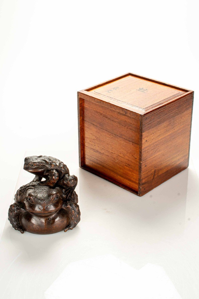 A Wooden Okimono Depicting Two Toads, Signed Harumitsu-photo-6