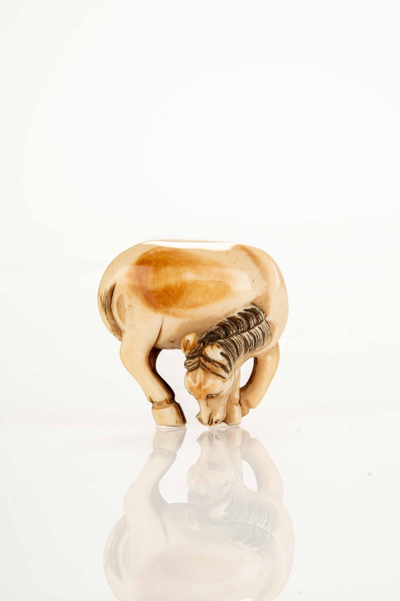 Netsuke japonais en ivoire représentant un cheval