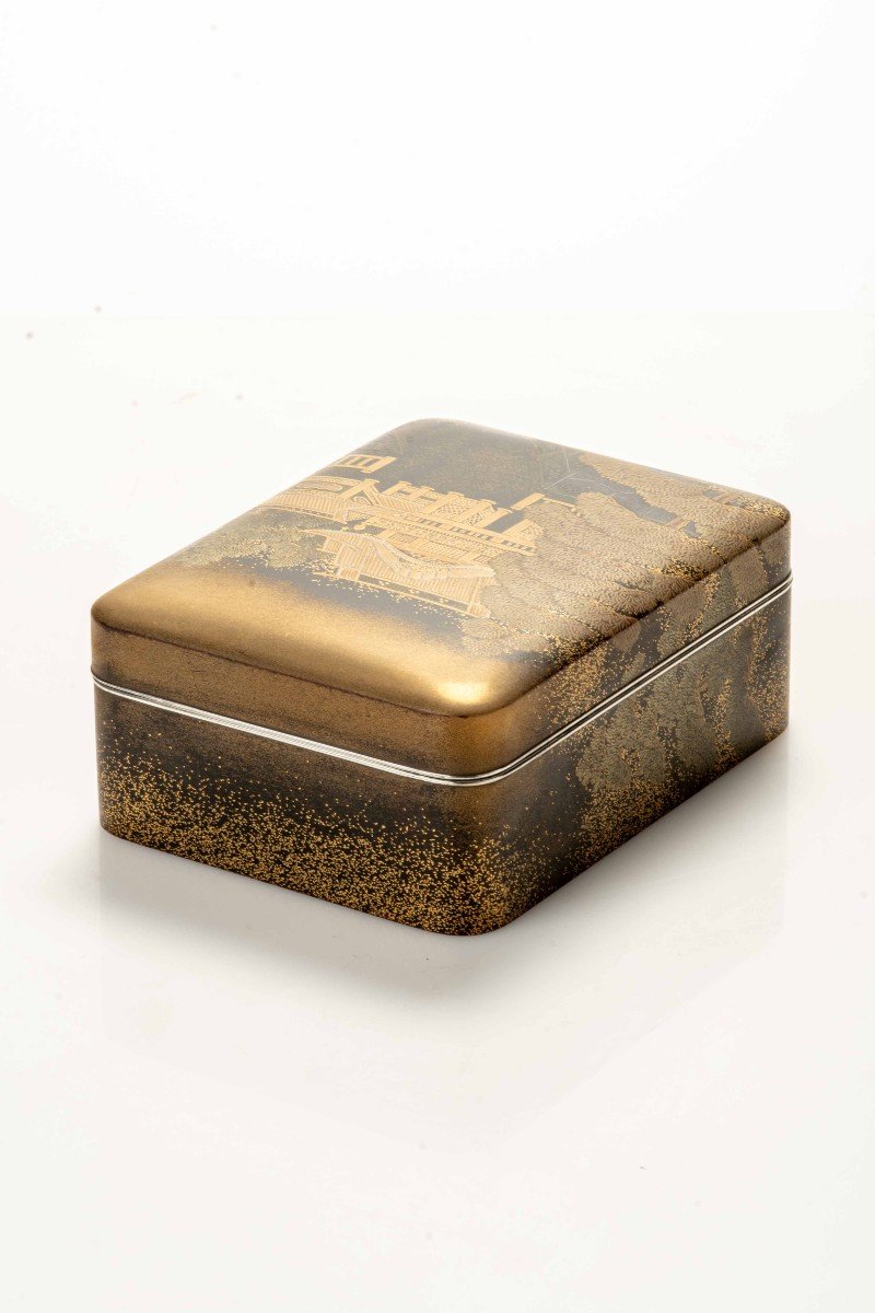 A Maki-e Lacquer Tebako Box Embellished With Gold Decorations-photo-3