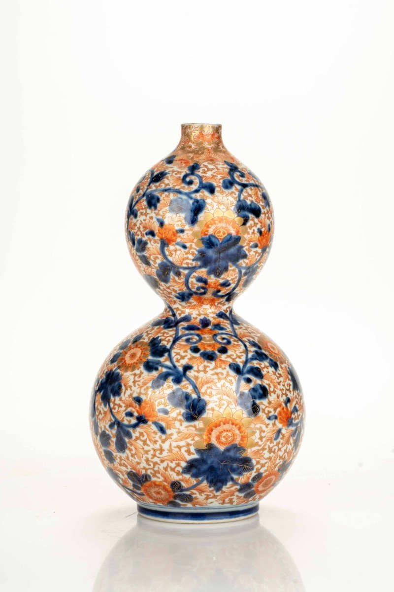 Un Vase Imari En Forme De Citrouille Aux Courbes Douces Et Arrondies-photo-2