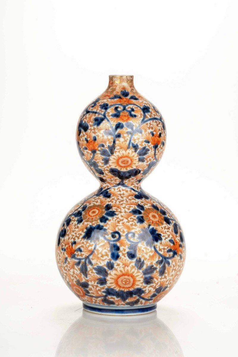 Un Vase Imari En Forme De Citrouille Aux Courbes Douces Et Arrondies-photo-3