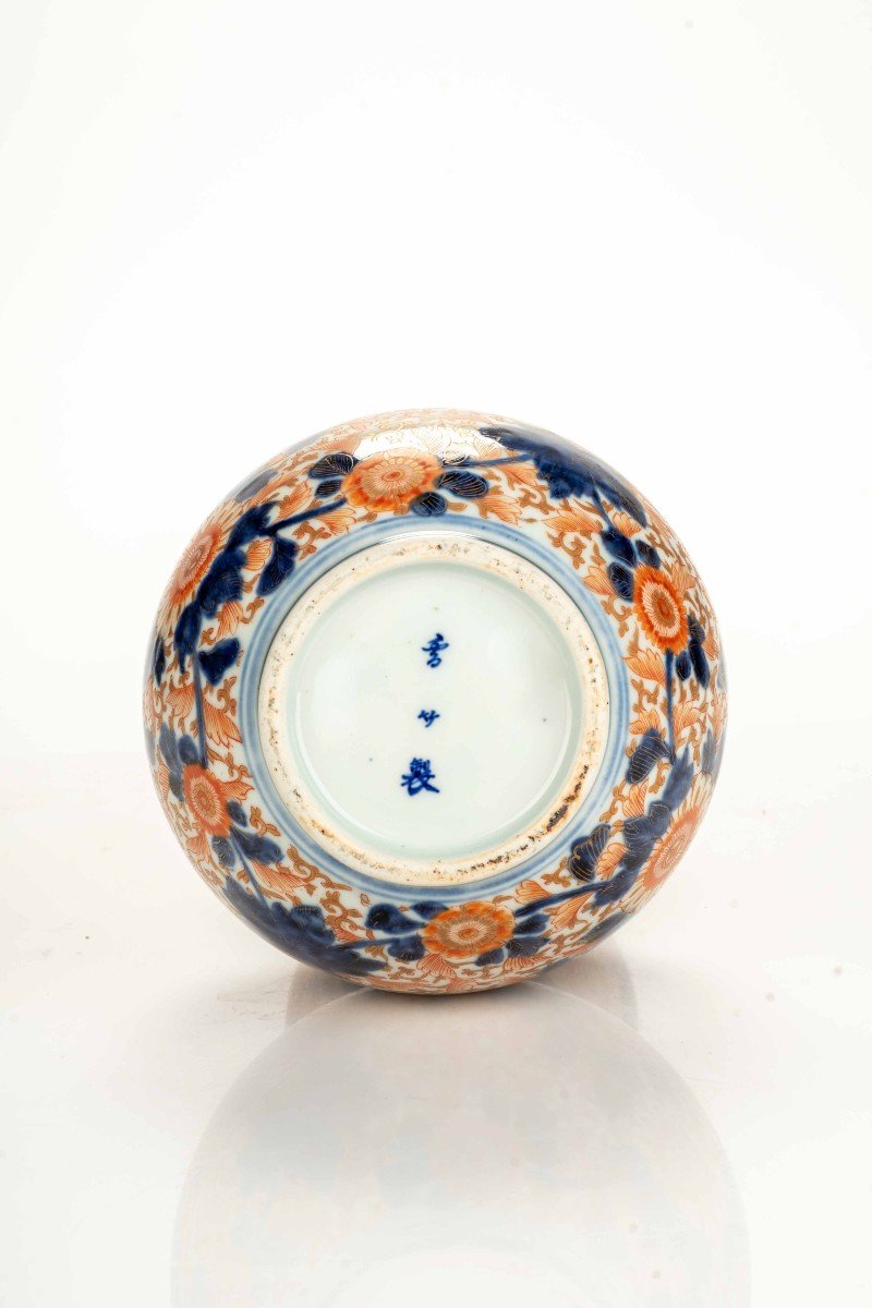 Un Vase Imari En Forme De Citrouille Aux Courbes Douces Et Arrondies-photo-4