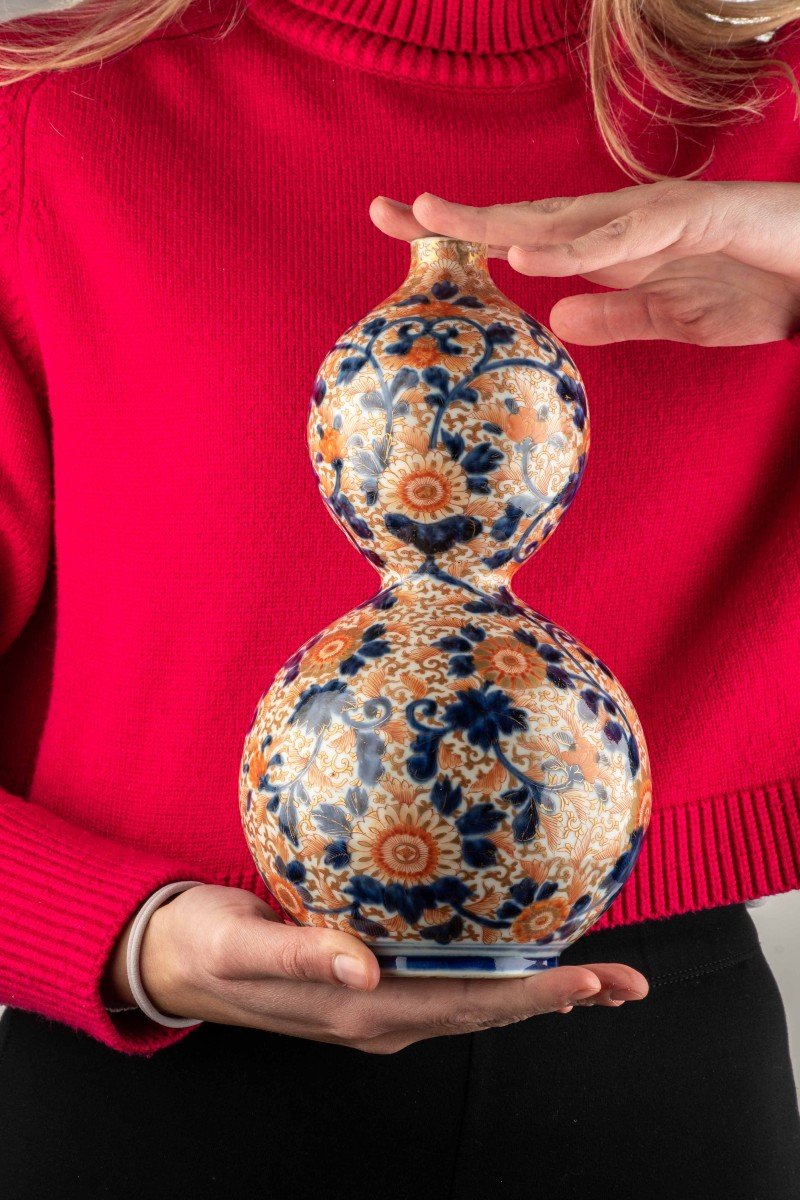 Un Vase Imari En Forme De Citrouille Aux Courbes Douces Et Arrondies-photo-1