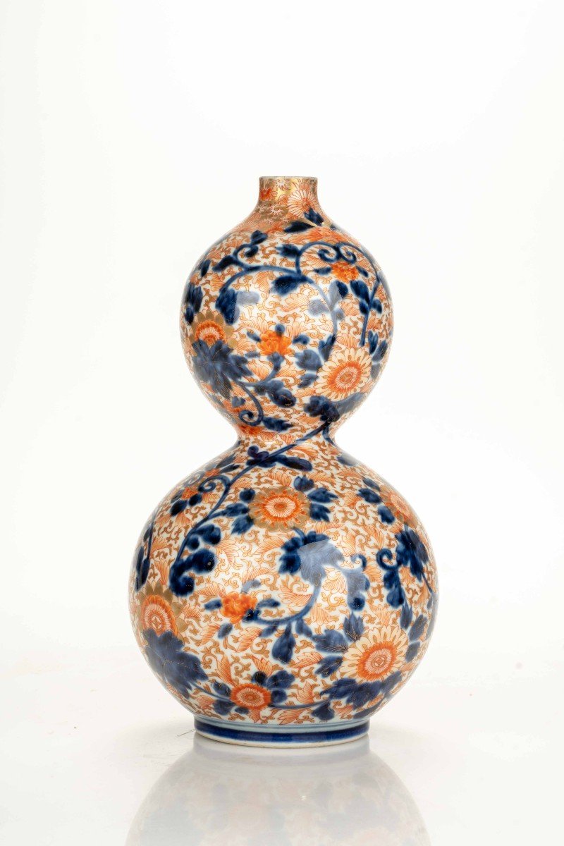 Un Vase Imari En Forme De Citrouille Aux Courbes Douces Et Arrondies