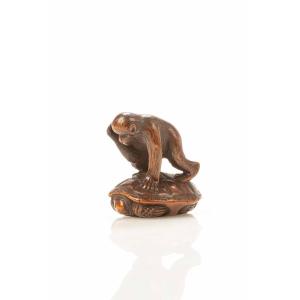 Netsuke En Buis Représentant Un Singe Essayant d'Attraper Une Tortue