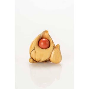 Netsuke En Ivoire Figurant Une Fleur De Lotus Tenant Le Joyau Sacré Bouddhique