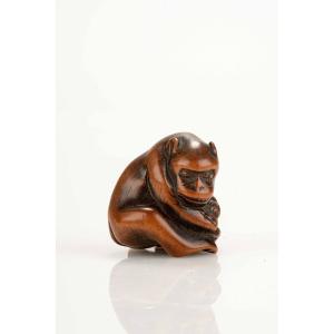 Un Netsuke Japonais Représentant Un Singe Avec Une Tortue