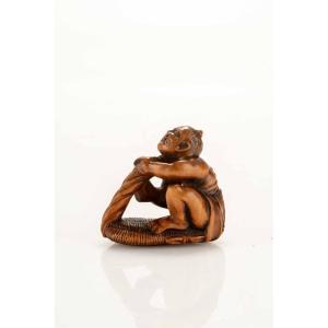 Netsuke En Buis Représentant Un Nio Avec Une Sandale Géante