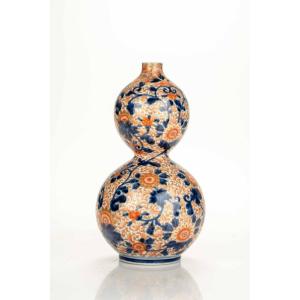 Un Vase Imari En Forme De Citrouille Aux Courbes Douces Et Arrondies