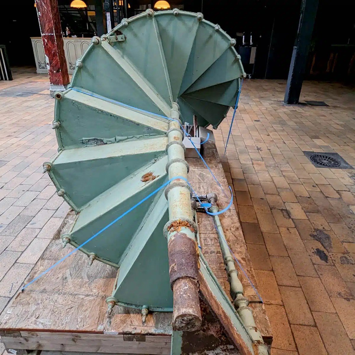 Old Spiral Staircase With Central Volute-photo-3