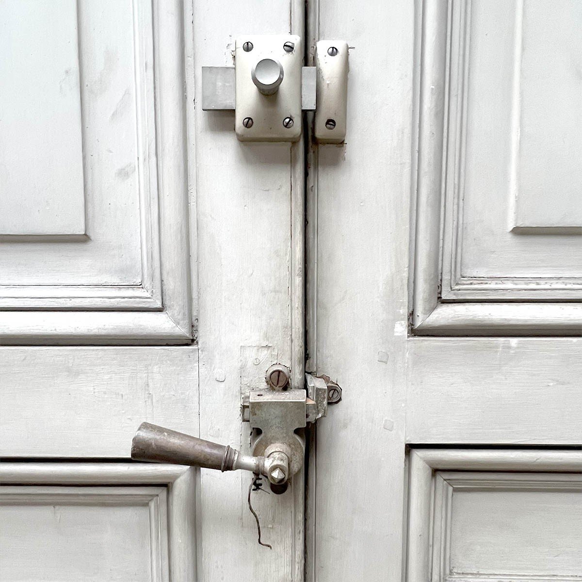 Haussmannian Woodwork With Its Double Door-photo-2