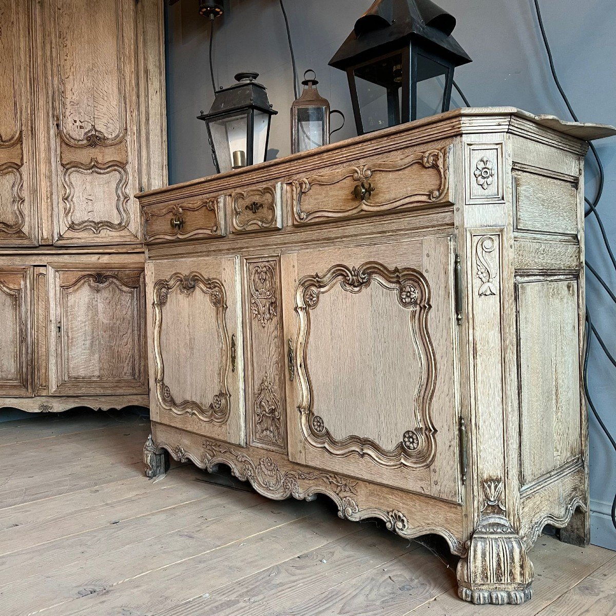 Buffet Liégeois Décapé En Chêne De Style Louis XV