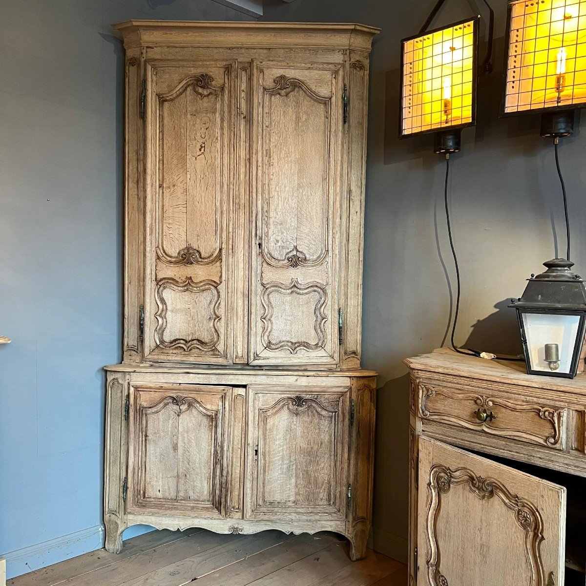 Armoire D’angle Décapée En Chêne D’esprit Louis XV