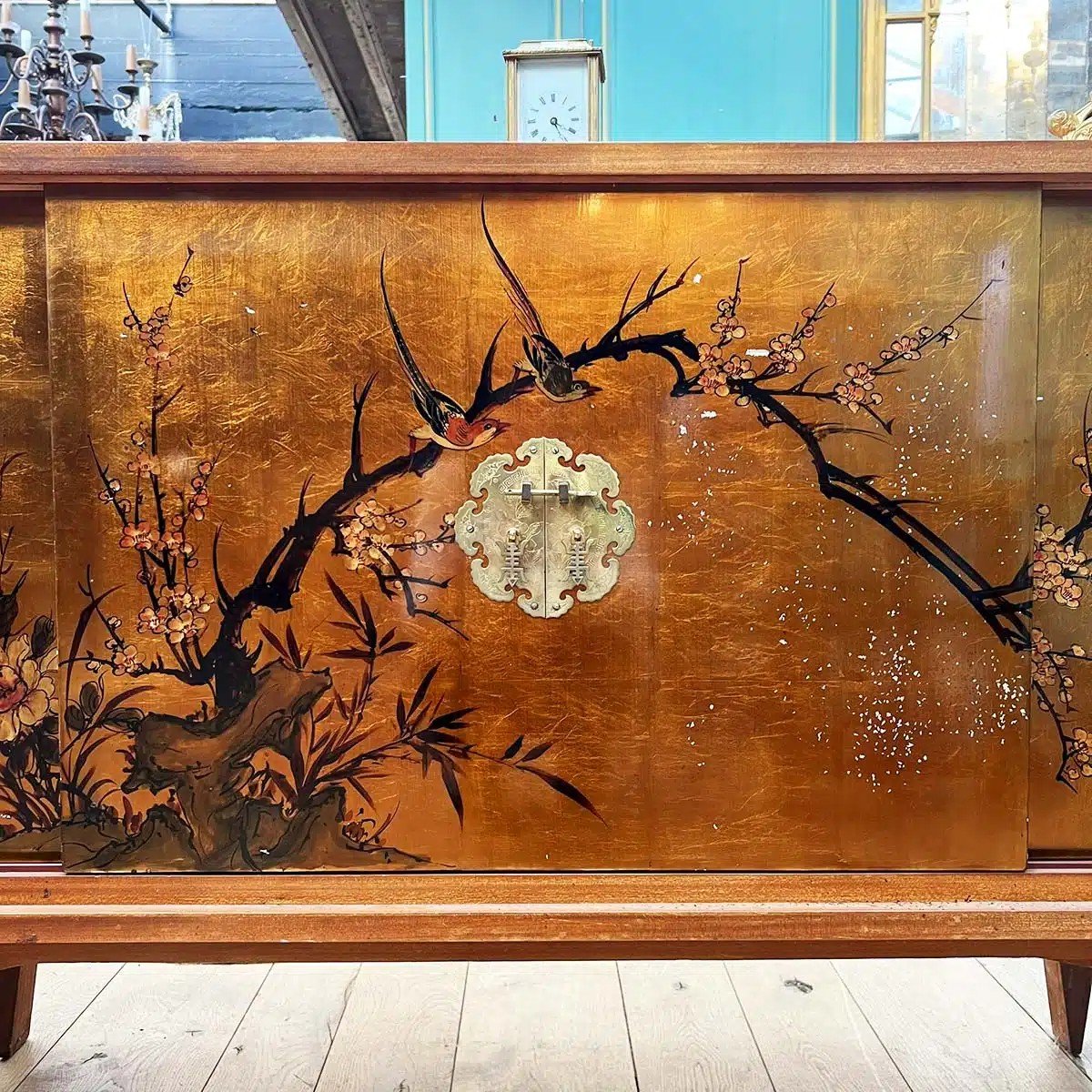 Chinese Sideboard With Gilded Lacquered Panels-photo-2