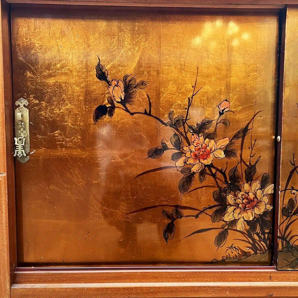 Chinese Sideboard With Gilded Lacquered Panels-photo-3