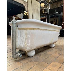 Round Freestanding Bathtub, 1900