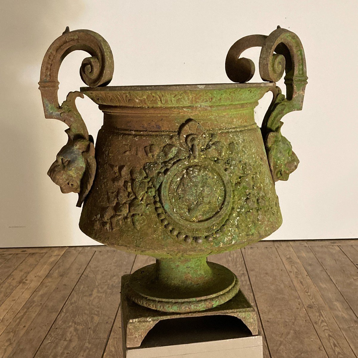 Large Cast  Iron Vase XIX-photo-4