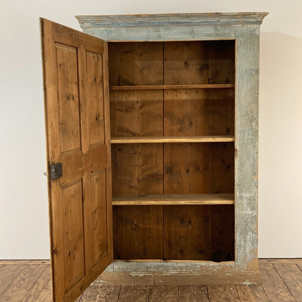 Small 18th Century Alsatian Wardrobe-photo-3