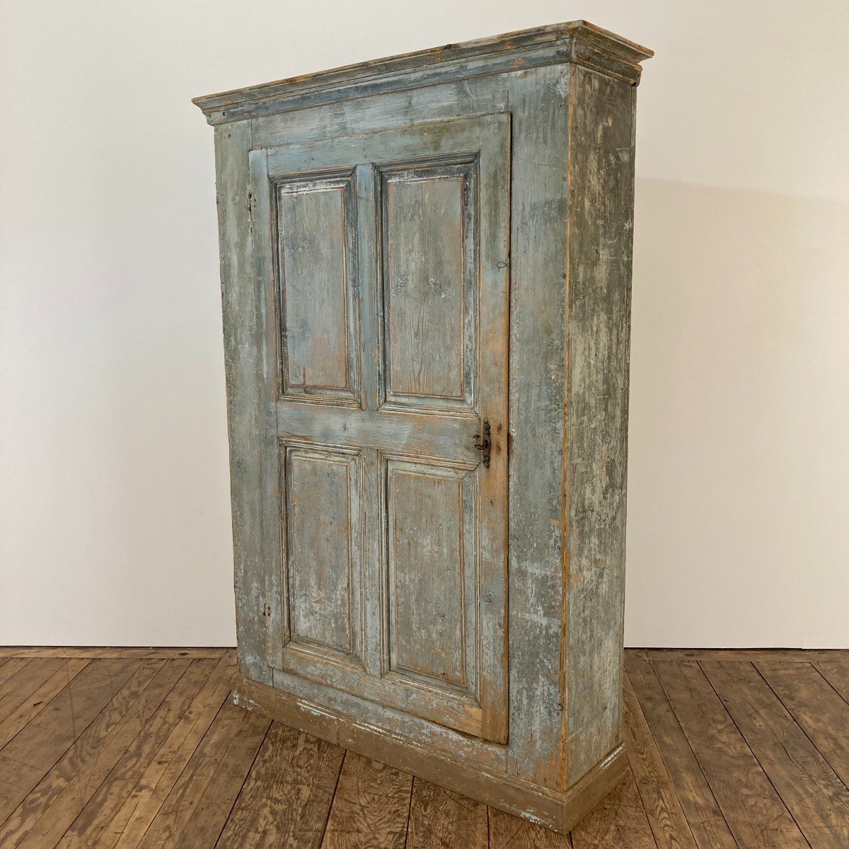 Small 18th Century Alsatian Wardrobe-photo-3