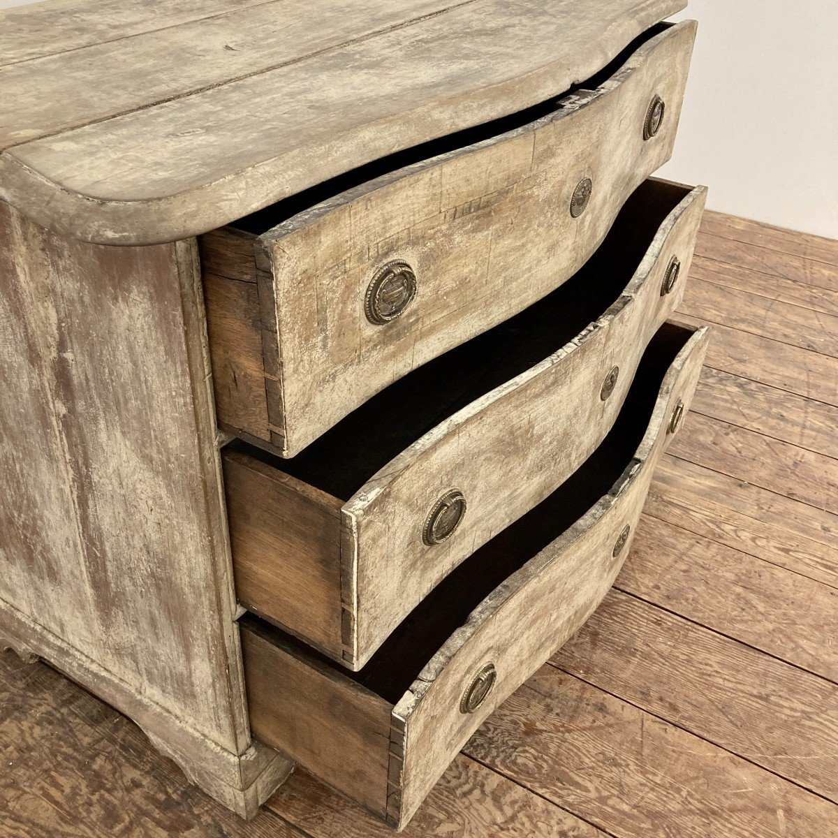 18th Century Curved Chest Of Drawers-photo-1