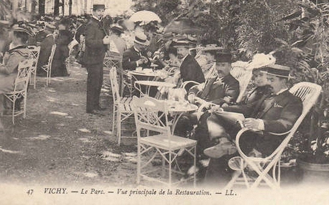 Chaise XIX Du Restaurant "la Restauration" à Vichy-photo-2