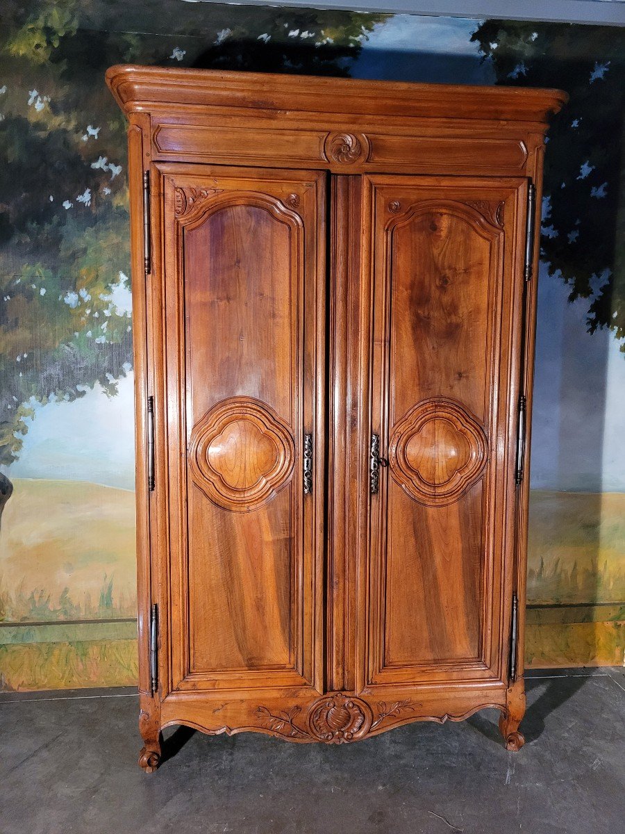 Grande armoire époque Louis XV En Noyer