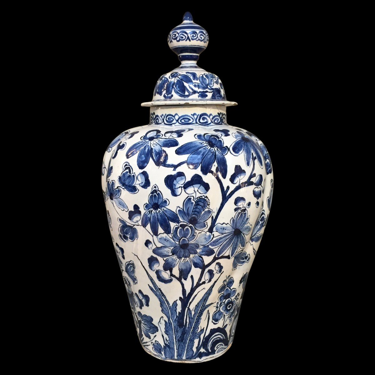 A Delft Blue And White Lidded Vase With Chinoiserie Decor, 18th Century-photo-2