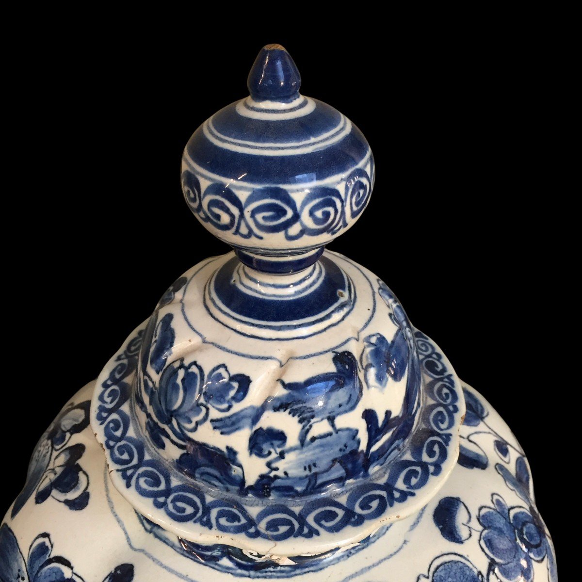 A Delft Blue And White Lidded Vase With Chinoiserie Decor, 18th Century-photo-3