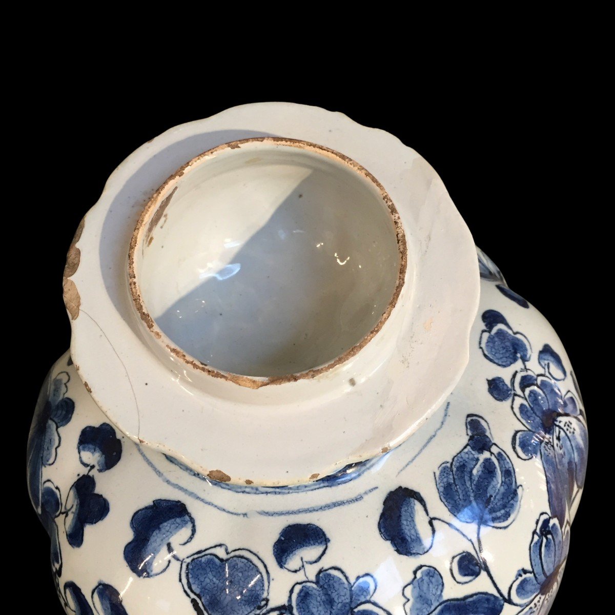 A Delft Blue And White Lidded Vase With Chinoiserie Decor, 18th Century-photo-4