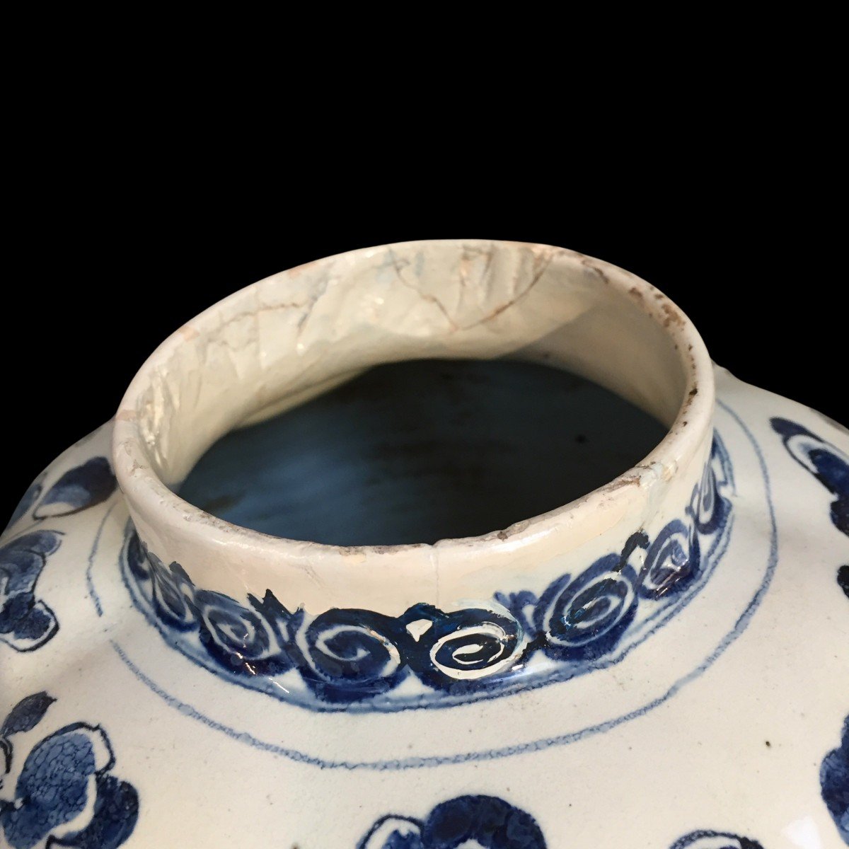 A Delft Blue And White Lidded Vase With Chinoiserie Decor, 18th Century-photo-6