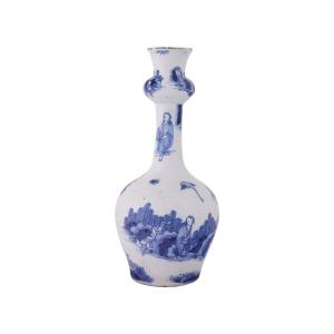 Un Vase En Faïence De Delft à Décor De Chinoiserie Du 17ème Siècle